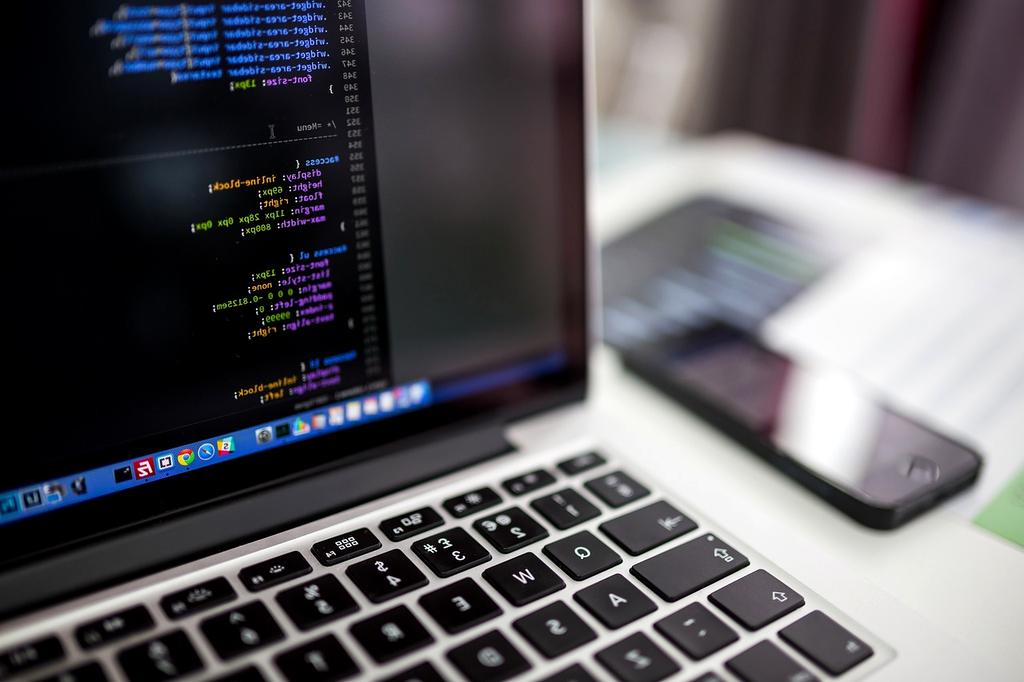 Développeur de jeu mobile travaillant sur du code